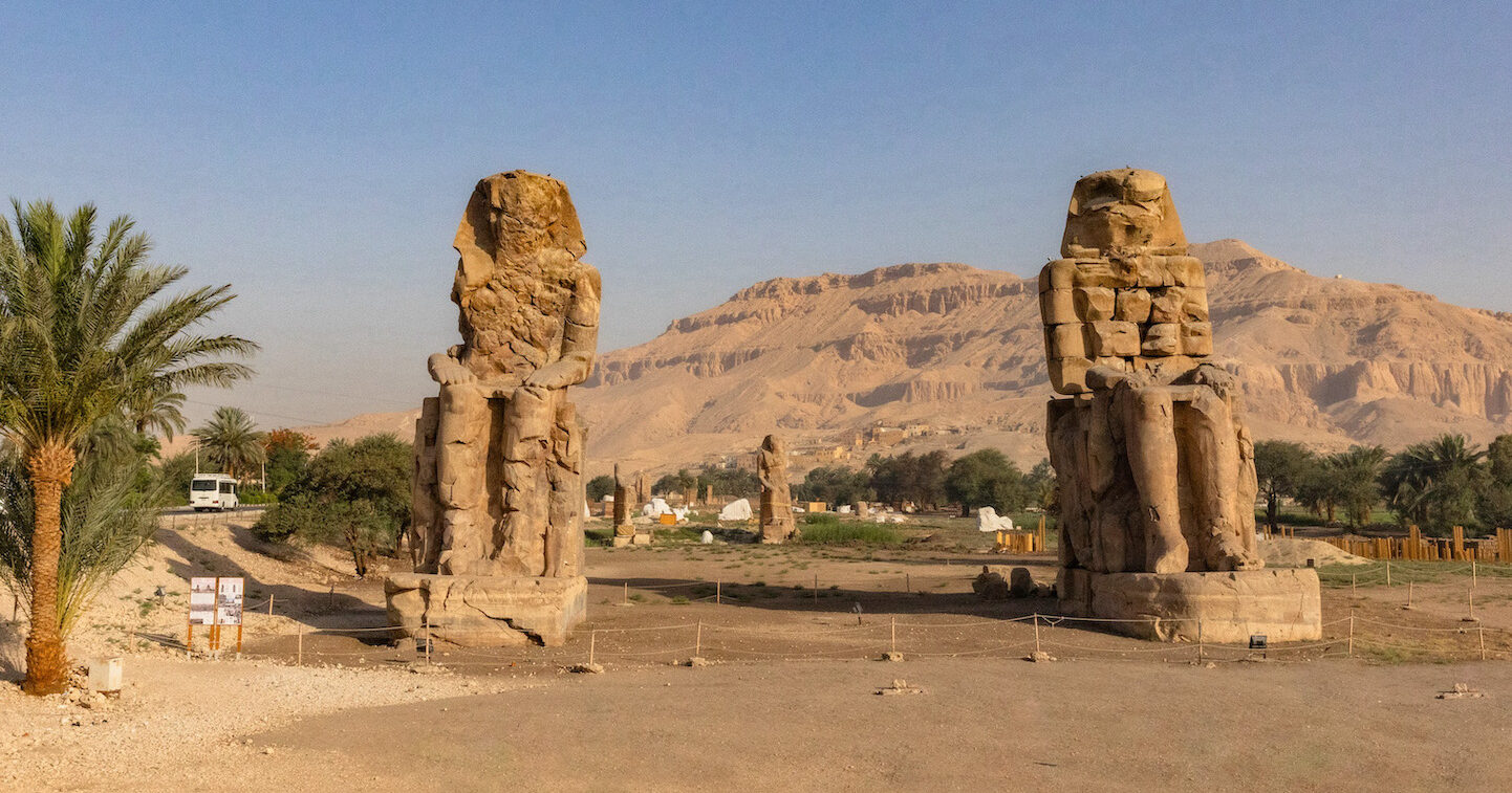Reiseziele Ägypten Kolosse von Memnon Grabkammer Luxor Sehenswürdigkeiten Geschichte