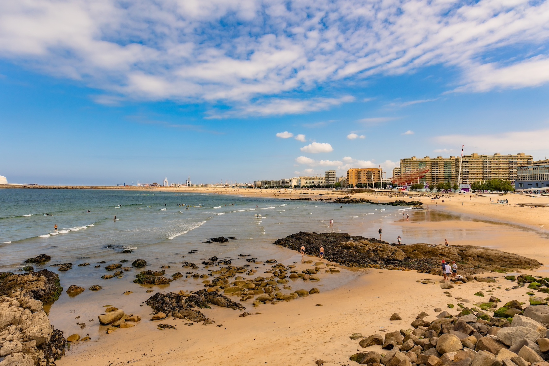 reiseziele_portugal-porto-Matosinhos-beach-surfer