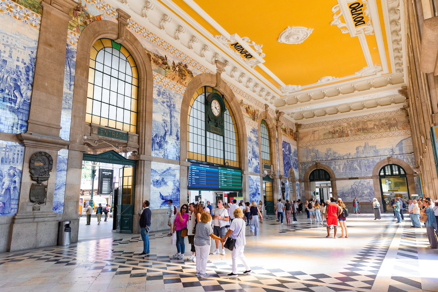reiseziele_portugal-porto-bahnhof-sao-bento-eingangshalle