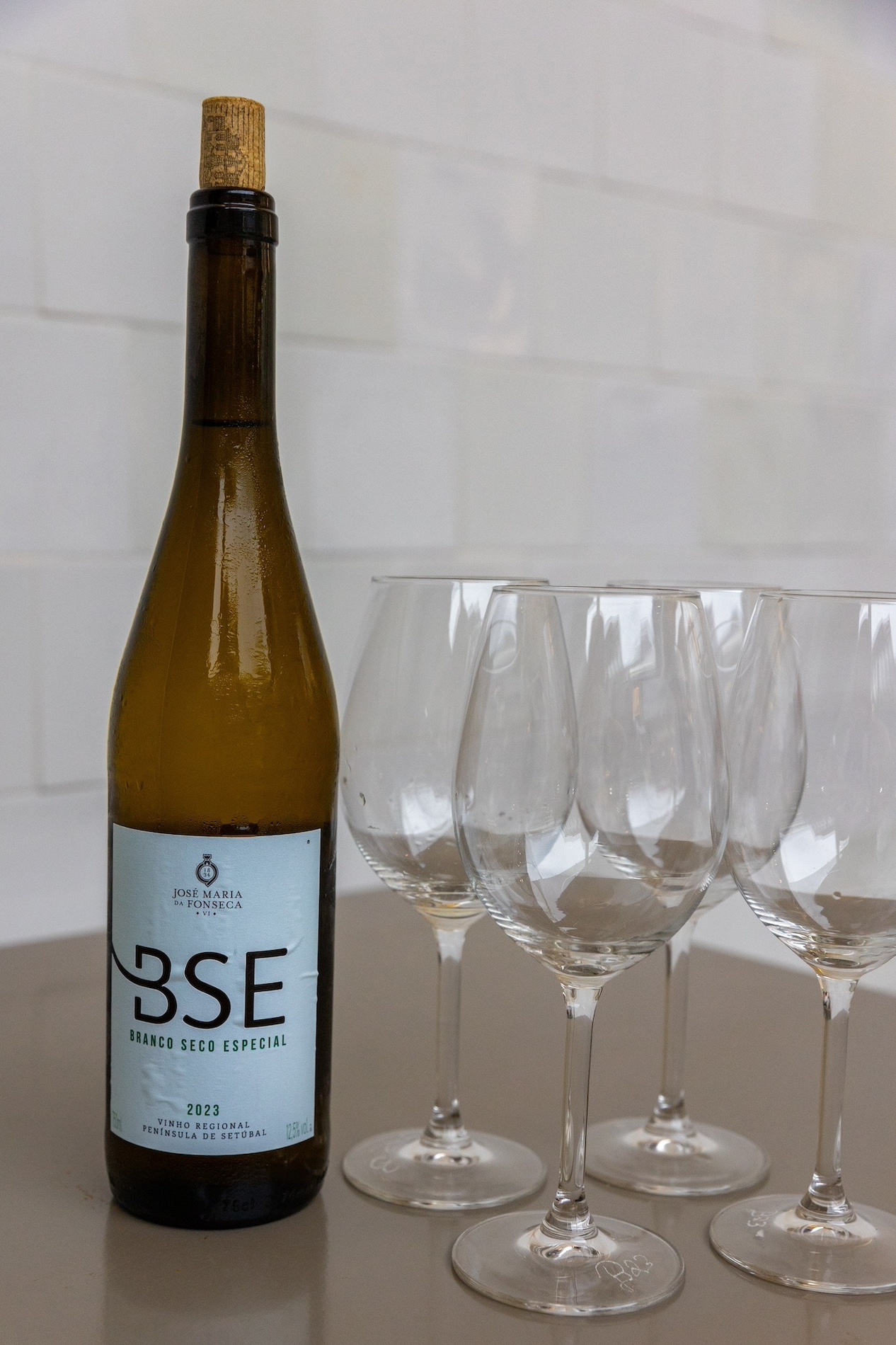 reiseziele_portugal-porto-bolhao-markt-angebot-wein