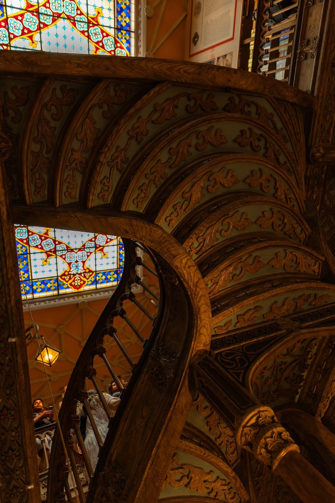 reiseziele_portugal-porto-livraria-lello-buchhandlung-geschwungener-treppe