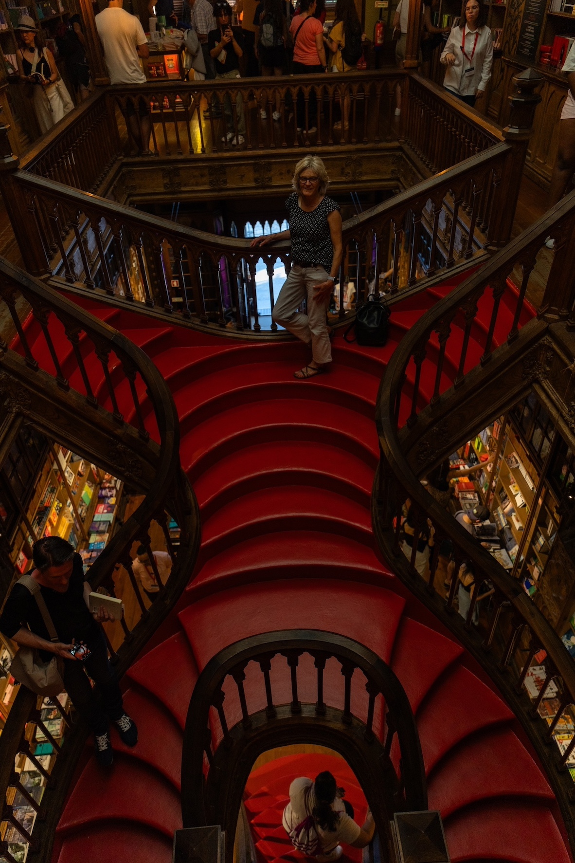 reiseziele_portugal-porto-livraria-lello-buchhandlung-treppe